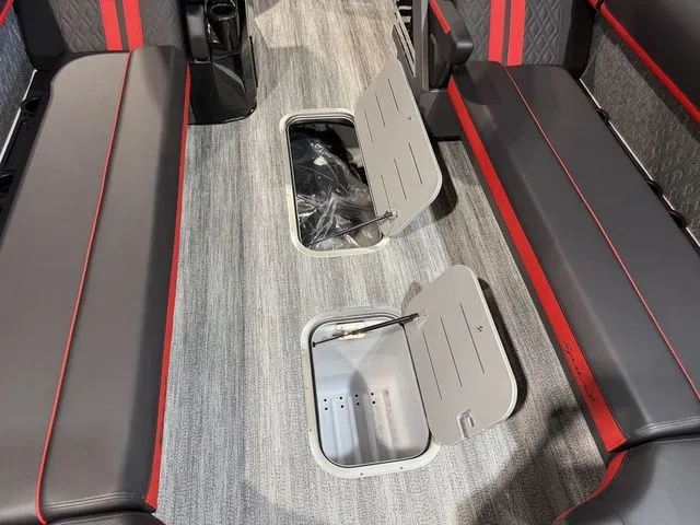 Slide: The Image of Bennington M Center Swingback 26 MCSB Tritoon 2026 - 13