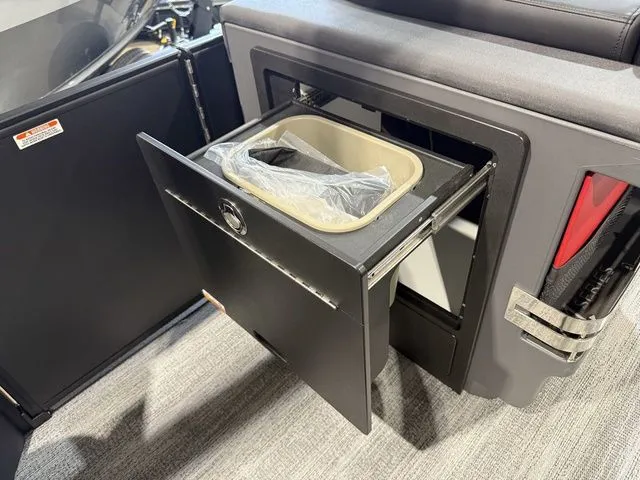 Slide: The Image of Bennington M Center Swingback 26 MCSB Tritoon 2026 - 19