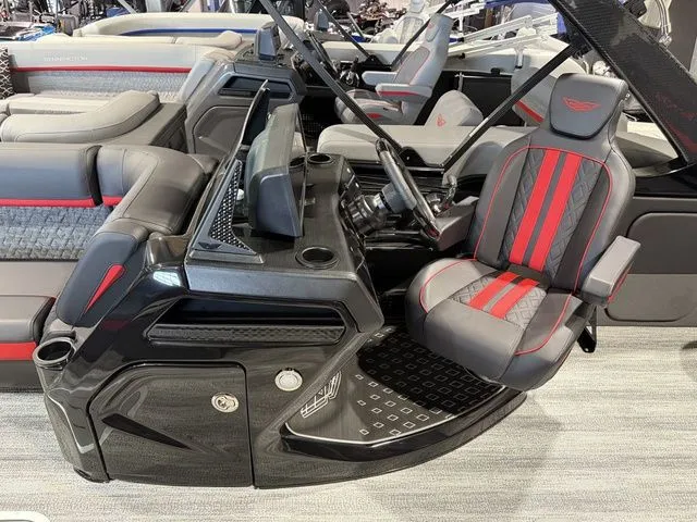 Slide: The Image of Bennington M Center Swingback 26 MCSB Tritoon 2026 - 20