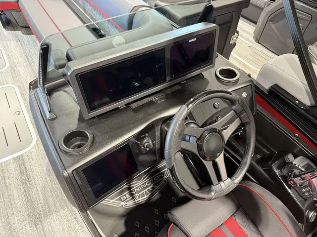 Slide: The Image of Bennington M Center Swingback 26 MCSB Tritoon 2026 - 24