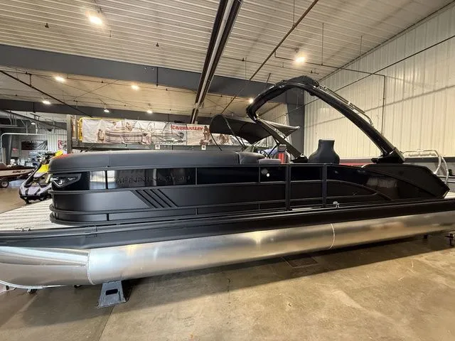 Slide: The Image of Bennington M Center Swingback 26 MCSB Tritoon 2026 - 3