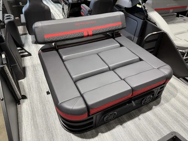 Slide: The Image of Bennington M Center Swingback 26 MCSB Tritoon 2026 - 30