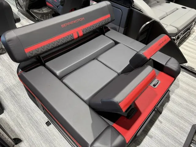 Slide: The Image of Bennington M Center Swingback 26 MCSB Tritoon 2026 - 31