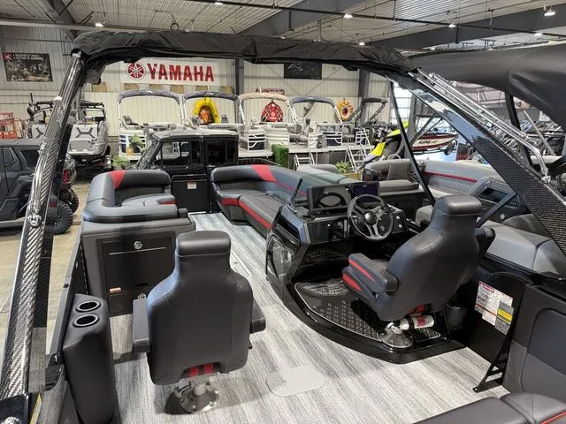 Slide: The Image of Bennington M Center Swingback 26 MCSB Tritoon 2026 - 36