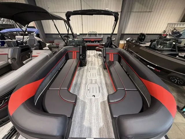 Slide: The Image of Bennington M Center Swingback 26 MCSB Tritoon 2026 - 5