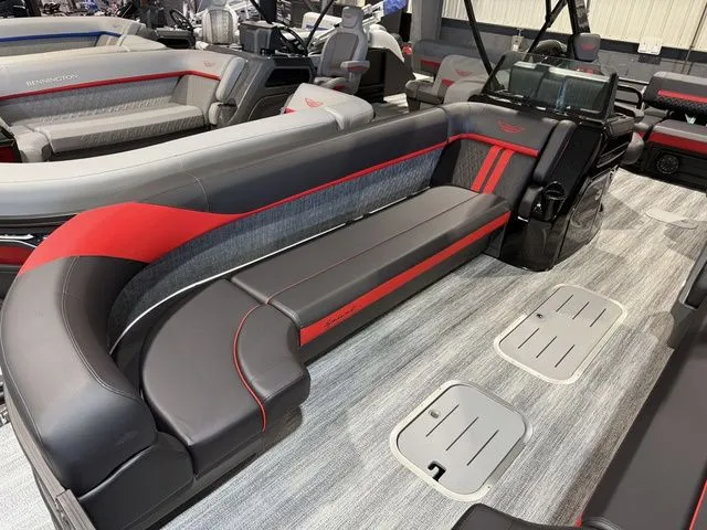 Slide: The Image of Bennington M Center Swingback 26 MCSB Tritoon 2026 - 6