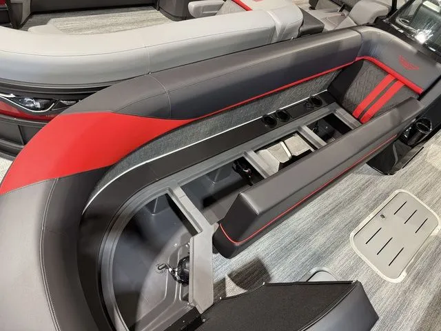 Slide: The Image of Bennington M Center Swingback 26 MCSB Tritoon 2026 - 7