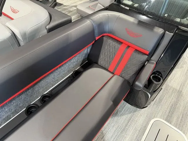 Slide: The Image of Bennington M Center Swingback 26 MCSB Tritoon 2026 - 8