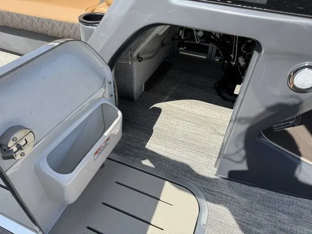 Slide: The Image of Bennington M Center Swingback 24 MCSB Tritoon 2026 - 21