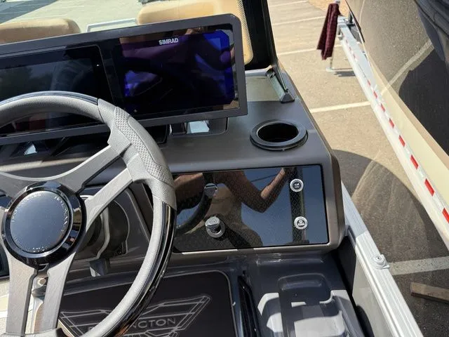 Slide: The Image of Bennington M Center Swingback 24 MCSB Tritoon 2026 - 25