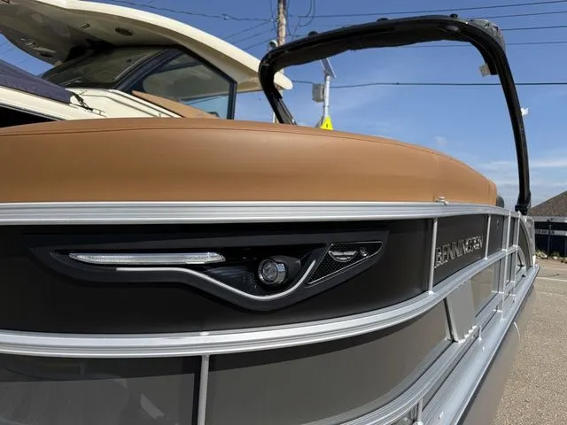 Slide: The Image of Bennington M Center Swingback 24 MCSB Tritoon 2026 - 37