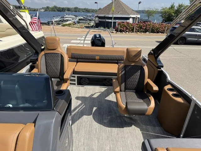 Slide: The Image of Bennington M Swingback 24 MCSB Tritoon 2026 - 14