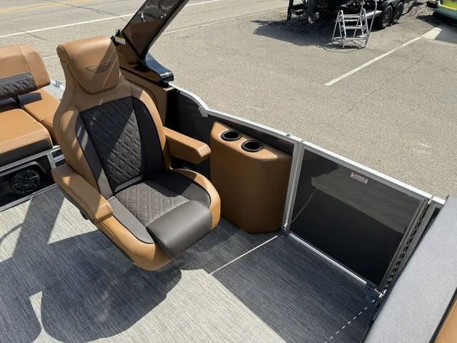 Slide: The Image of Bennington M Swingback 24 MCSB Tritoon 2026 - 15