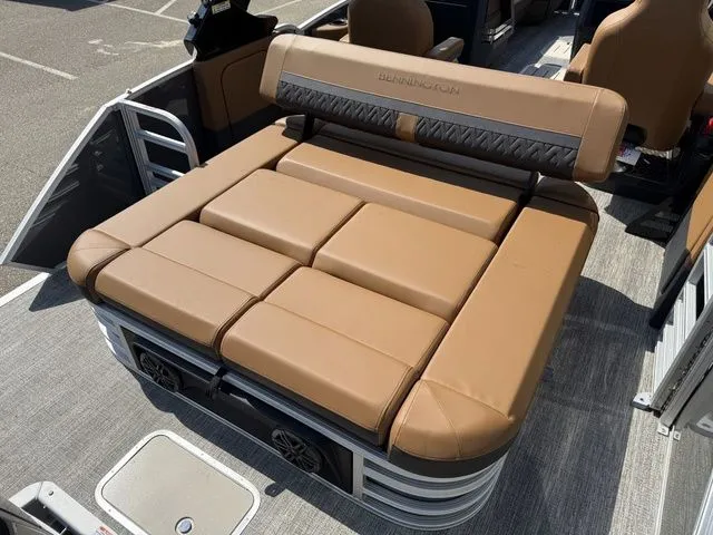 Slide: The Image of Bennington M Swingback 24 MCSB Tritoon 2026 - 31