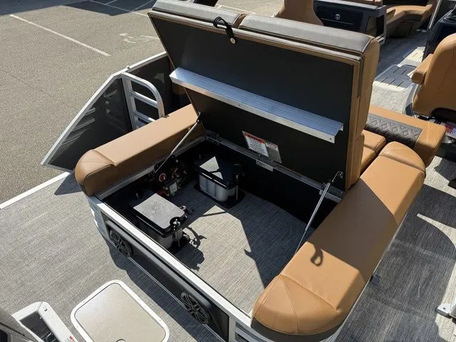 Slide: The Image of Bennington M Swingback 24 MCSB Tritoon 2026 - 34