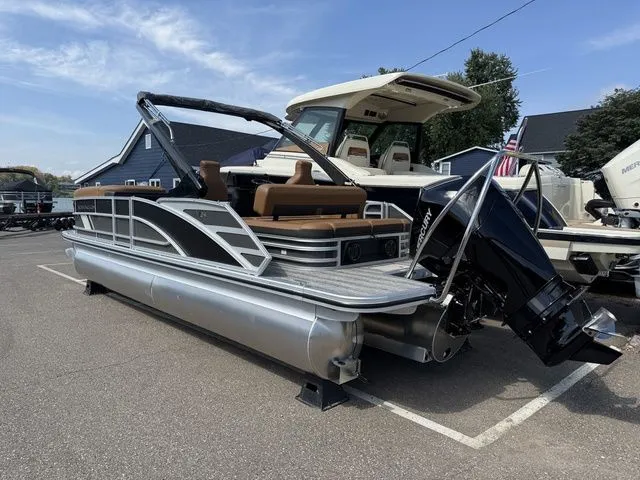 Slide: The Image of Bennington M Swingback 24 MCSB Tritoon 2026 - 5