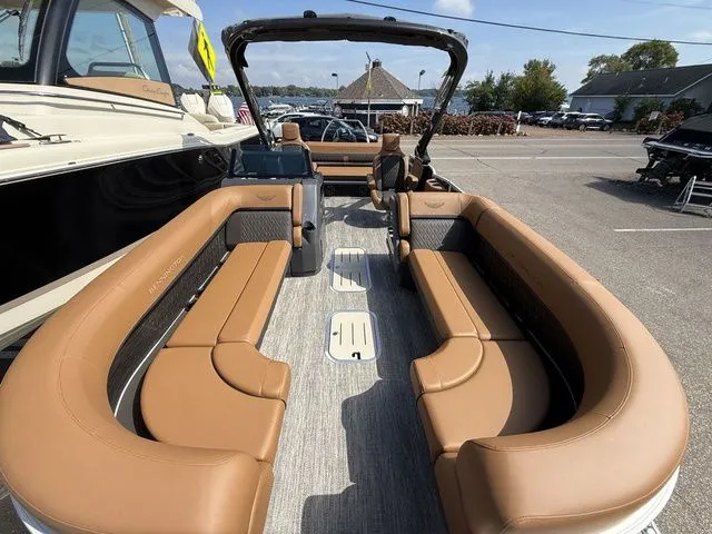 Slide: The Image of Bennington M Swingback 24 MCSB Tritoon 2026 - 7