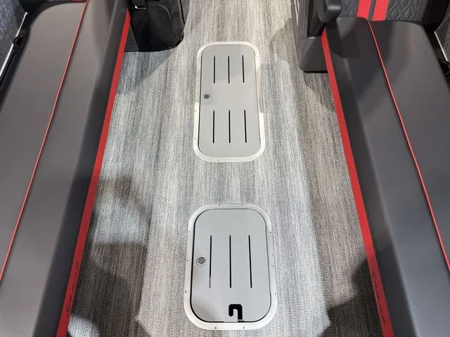 Slide: The Image of Bennington M Center Swingback 26 MCSB Tritoon 2026 - 12