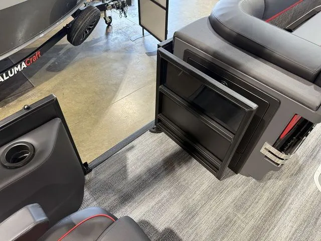 Slide: The Image of Bennington M Center Swingback 26 MCSB Tritoon 2026 - 16