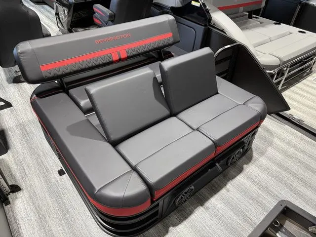 Slide: The Image of Bennington M Center Swingback 26 MCSB Tritoon 2026 - 32