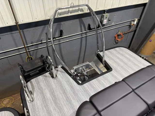 Slide: The Image of Bennington M Center Swingback 26 MCSB Tritoon 2026 - 34