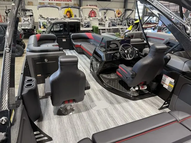 Slide: The Image of Bennington M Center Swingback 26 MCSB Tritoon 2026 - 35