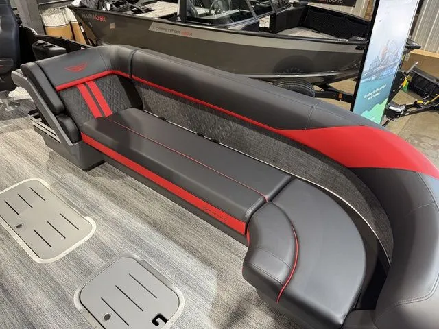 Slide: The Image of Bennington M Center Swingback 26 MCSB Tritoon 2026 - 9