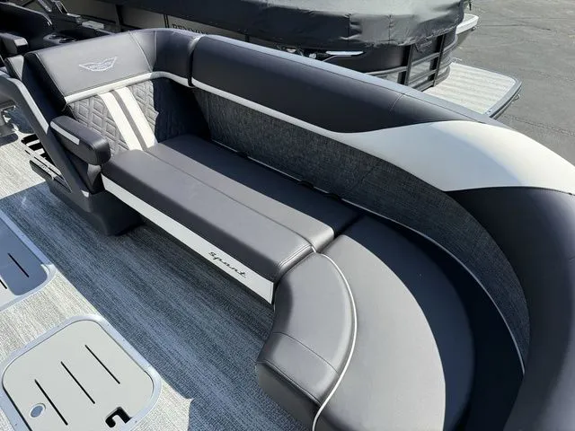 Slide: The Image of Bennington M Swingback 24 MSB Tritoon 2026 - 10