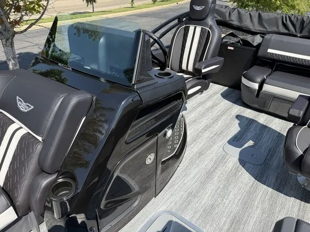 Slide: The Image of Bennington M Swingback 24 MSB Tritoon 2026 - 13