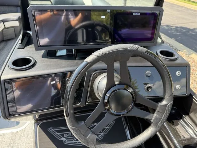 Slide: The Image of Bennington M Swingback 24 MSB Tritoon 2026 - 16