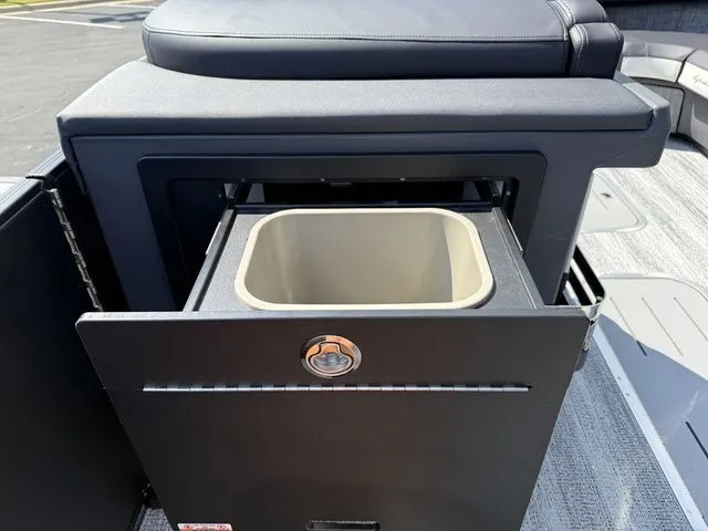 Slide: The Image of Bennington M Swingback 24 MSB Tritoon 2026 - 23