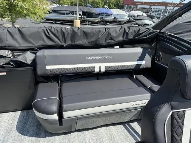 Slide: The Image of Bennington M Swingback 24 MSB Tritoon 2026 - 26