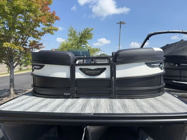 Slide: The Image of Bennington M Swingback 24 MSB Tritoon 2026 - 4