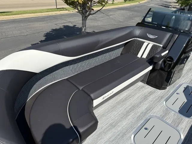 Slide: The Image of Bennington M Swingback 24 MSB Tritoon 2026 - 8