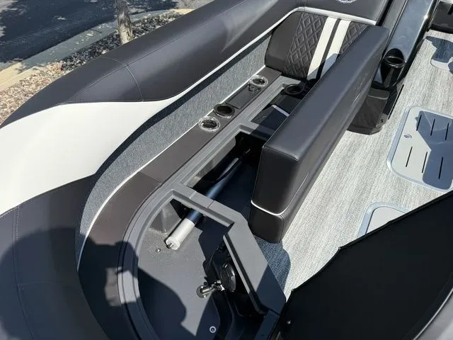 Slide: The Image of Bennington M Swingback 24 MSB Tritoon 2026 - 9