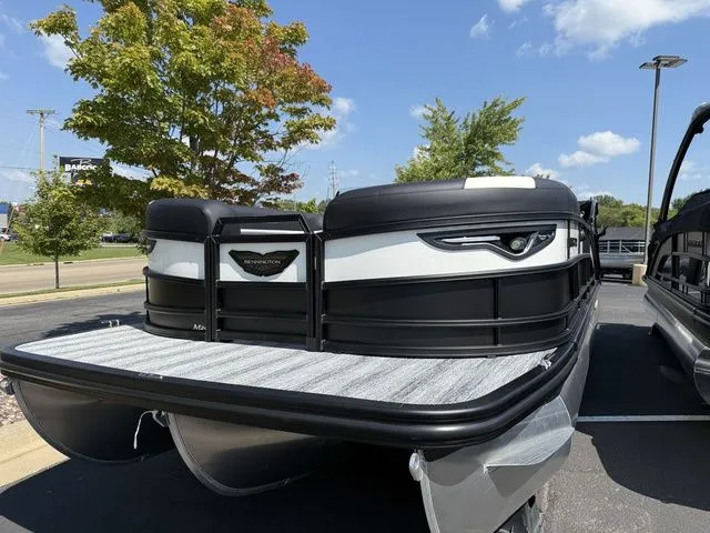 The Image of Bennington M Swingback 24 MSB Tritoon 2026 - 1