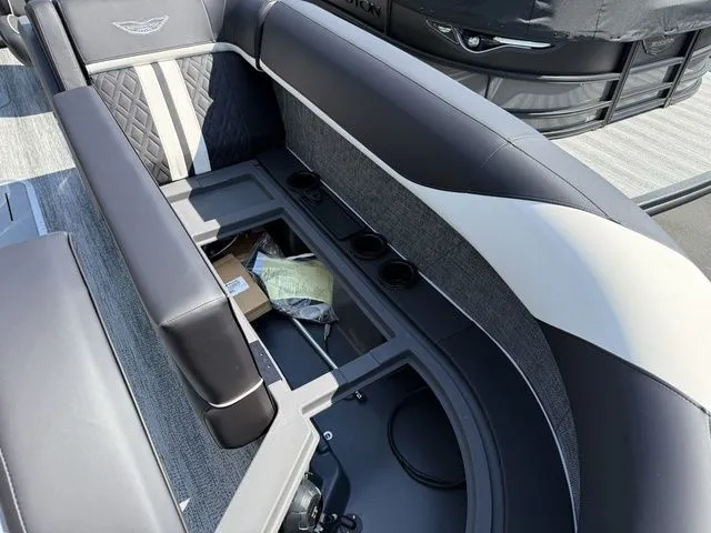 Slide: The Image of Bennington M Swingback 24 MSB Tritoon 2026 - 11