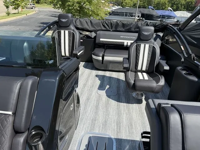 Slide: The Image of Bennington M Swingback 24 MSB Tritoon 2026 - 12