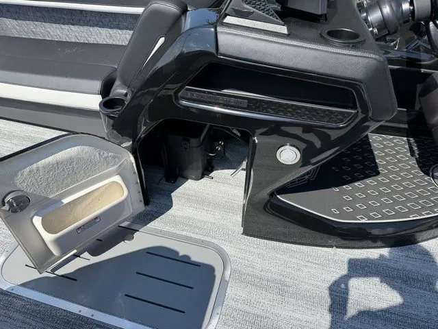 Slide: The Image of Bennington M Swingback 24 MSB Tritoon 2026 - 14