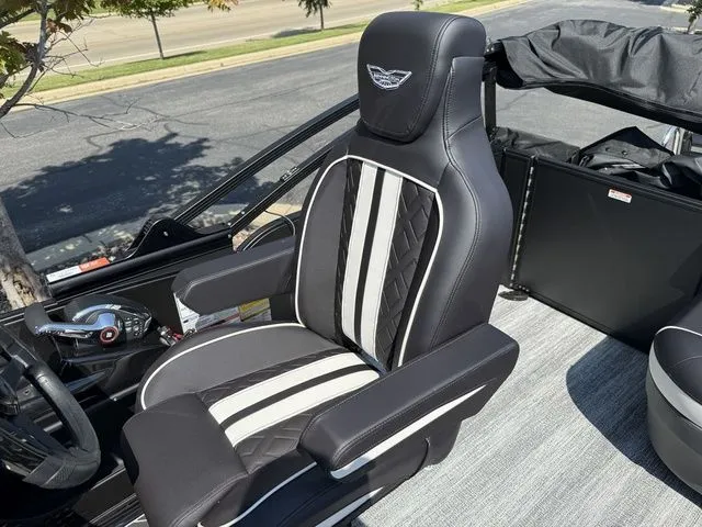 Slide: The Image of Bennington M Swingback 24 MSB Tritoon 2026 - 15