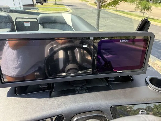 Slide: The Image of Bennington M Swingback 24 MSB Tritoon 2026 - 18