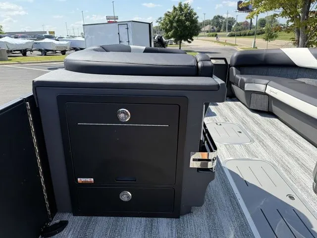 Slide: The Image of Bennington M Swingback 24 MSB Tritoon 2026 - 22