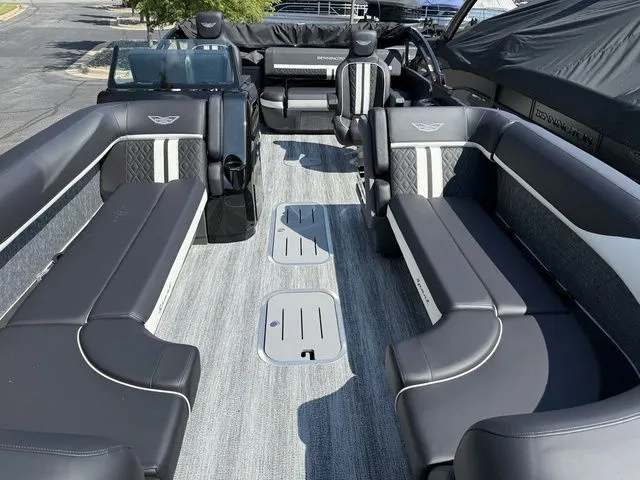 Slide: The Image of Bennington M Swingback 24 MSB Tritoon 2026 - 5