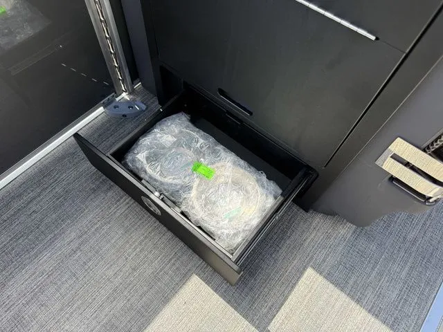 Slide: The Image of Bennington M Center Swingback 24 MCSB Tritoon 2026 - 17