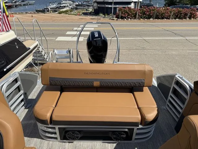 Slide: The Image of Bennington M Center Swingback 24 MCSB Tritoon 2026 - 27