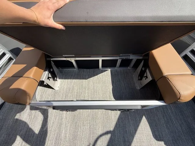 Slide: The Image of Bennington M Center Swingback 24 MCSB Tritoon 2026 - 28