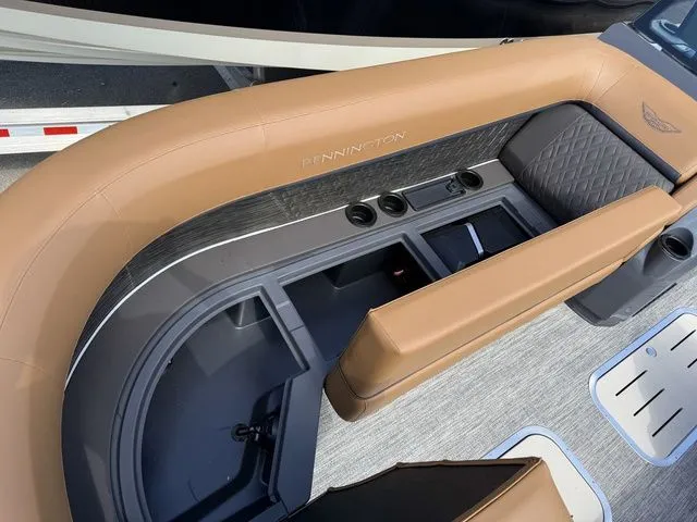 Slide: The Image of Bennington M Center Swingback 24 MCSB Tritoon 2026 - 9