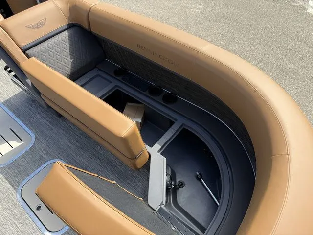 Slide: The Image of Bennington M Swingback 24 MCSB Tritoon 2026 - 12