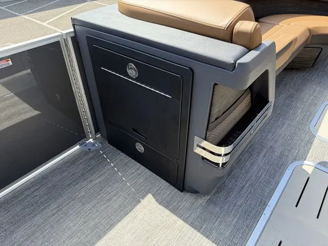 Slide: The Image of Bennington M Swingback 24 MCSB Tritoon 2026 - 16