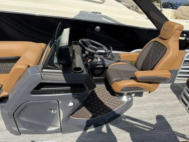 Slide: The Image of Bennington M Swingback 24 MCSB Tritoon 2026 - 20